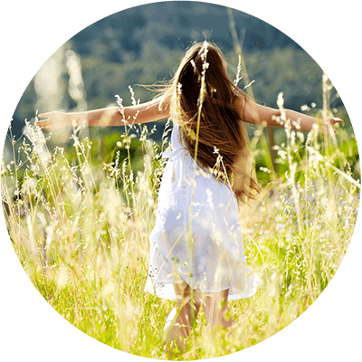Hypnosetherapie Prenzlauer Berg - Frau tanzt entspannt über eine Wildblumenwiese