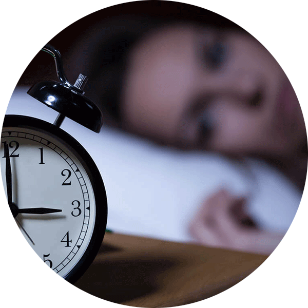 Hypnosepraxis Jorge Reyes - Hypnose bei Schlafstörungen, Schlaflosigkeit behandeln - Frau kann nicht schlafen, Wecker zeigt 3 Uhr früh